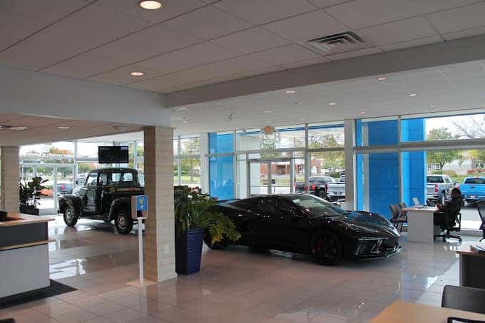 Vendedor e cliente em concessionária Chevrolet